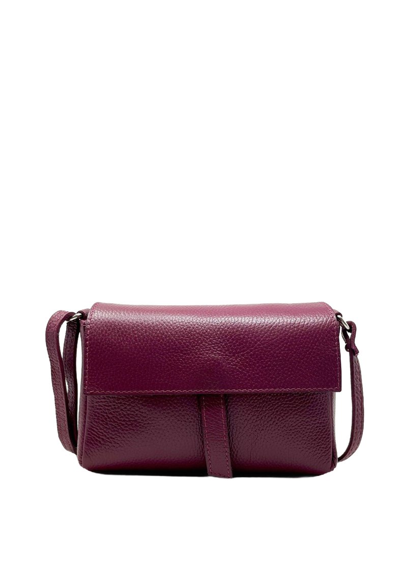 Borsa a tracolla in pelle di un profondo bordeaux, con finitura texturizzata, pattina pieghevole e una tracolla staccabile. Design semplice e rettangolare.