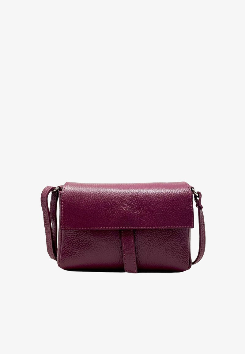Borsa a tracolla in pelle di un profondo bordeaux, con finitura texturizzata, pattina pieghevole e una tracolla staccabile. Design semplice e rettangolare.