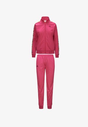 Set di tuta rosa composto da giacca con zip e colletto alto, polsini elasticizzati, pantaloni abbinati con vita elasticizzata e accenti con logo.
