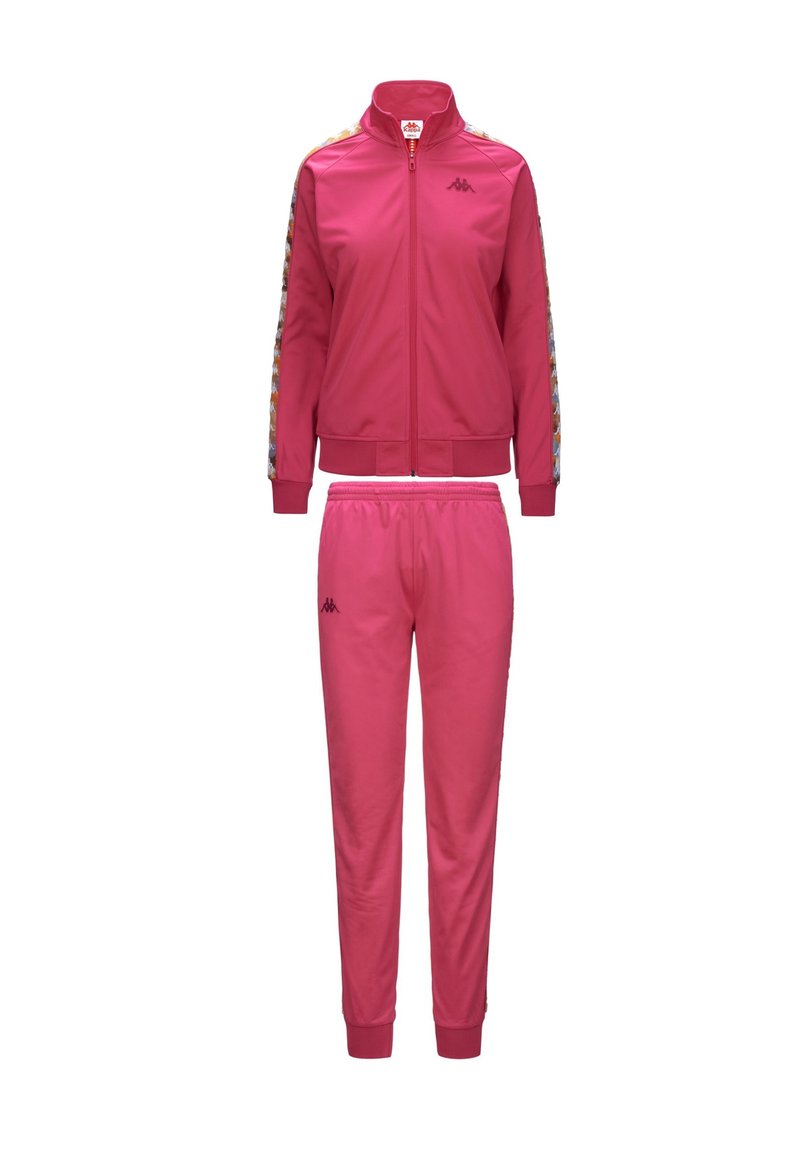 Set di tuta rosa composto da giacca con zip e colletto alto, polsini elasticizzati, pantaloni abbinati con vita elasticizzata e accenti con logo.