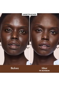 Deux portraits en gros plan d'un visage côte à côte ; à gauche, la peau non retouchée, à droite, une peau plus lisse avec une couleur de lèvres et des boucles d'oreilles en anneau.