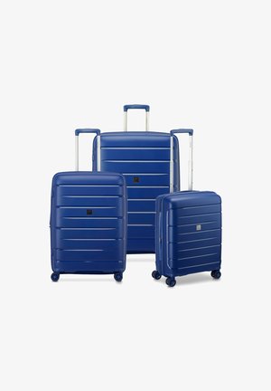 Drei blaue Hartschalenkoffer in verschiedenen Größen, mit einem gerippten Design, ausziehbaren Griffen und vier multidirektionalen Rollen.