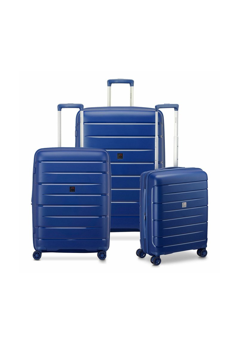 Tre valigie rigide blu di varie dimensioni, con un design a righe, manici estraibili e quattro ruote multidirezionali.