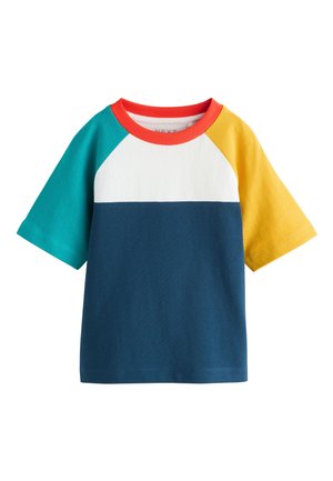 Børne T-shirt med korte ærmer med turkis venstre ærme, gult højre ærme, hvid øverste del, navy nederste del og rød ribbet rund halsudskæring.