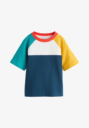 Kinder-T-Shirt mit kurzen Ärmeln, türkisem linkem Ärmel, gelbem rechtem Ärmel, weißem Oberteil, marineblauem Unterteil und rotem geripptem Rundhalsausschnitt.