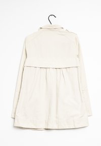 Chaqueta de color beige claro con la espalda plisada, mangas largas y un cuello. Fabricada en un tejido suave, presenta un diseño limpio y sencillo.