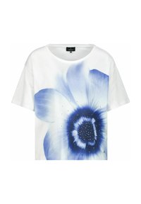 Weißes T-Shirt mit einem großen blauen Blumenmuster, das ein dunkles Zentrum hat, kurzen Ärmeln und einem runden Ausschnitt. Kleine dekorative Akzente sind enthalten.