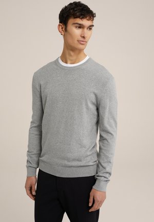 Suéter gris de tela suave, con cuello redondo, puños y dobladillo acanalados, mangas largas y un diseño minimalista.