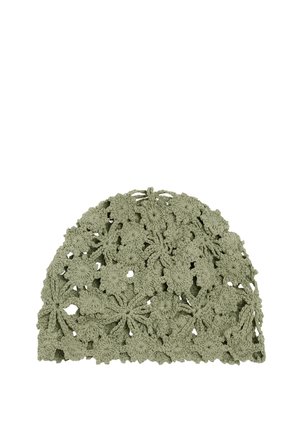 Jasnozielona szydełkowa czapka z przeplatającymi się motywami kwiatowymi tworzącymi teksturowany, przewiewny wzór.
