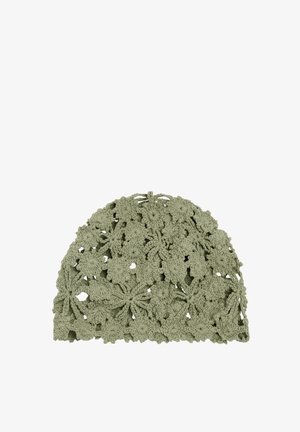 Jasnozielona szydełkowa czapka z przeplatającymi się motywami kwiatowymi tworzącymi teksturowany, przewiewny wzór.
