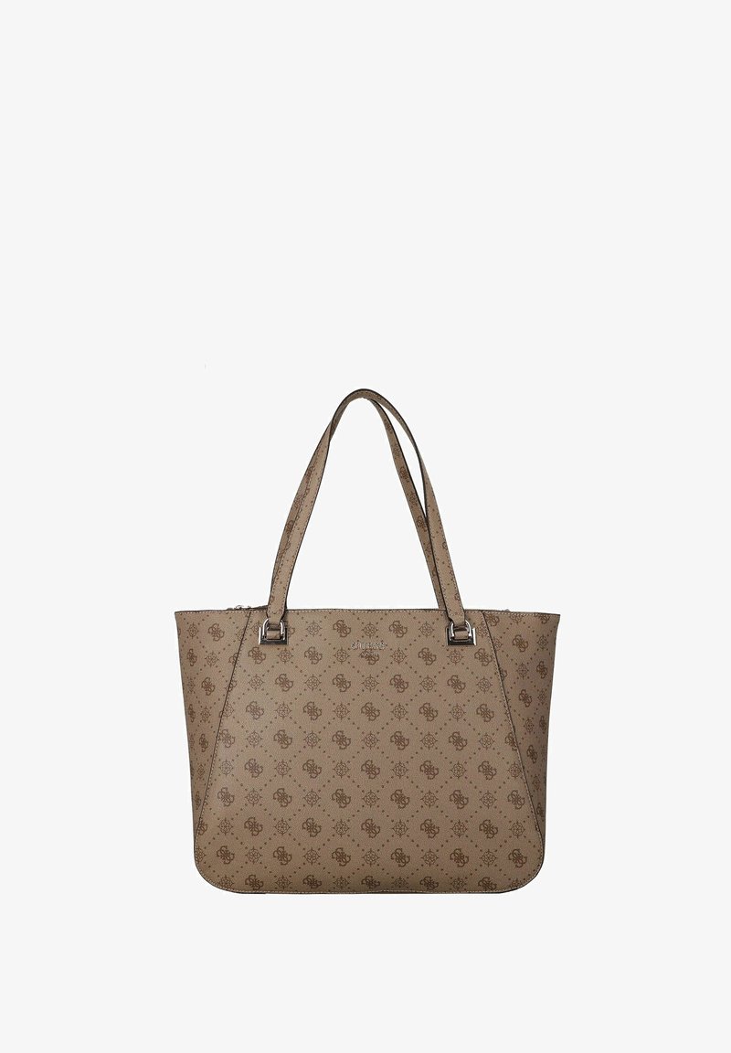 Bolsa tote beige con un patrón texturizado, dos asas para el hombro y accesorios en tono plateado. Presenta una forma angular y un detalle de logo en relieve.