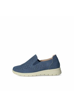 Scarpa slip-on blu casual con tomaia traforata e suola beige flessibile, progettata per comfort e facilità d'uso.