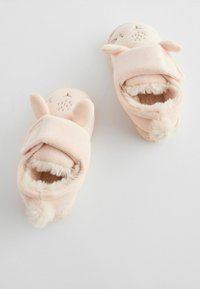 Chaussons en peluche rose dotés d'une doublure en fourrure douce, de petites oreilles et de détails faciaux, avec une fermeture à sangle pour un enfilage facile.
