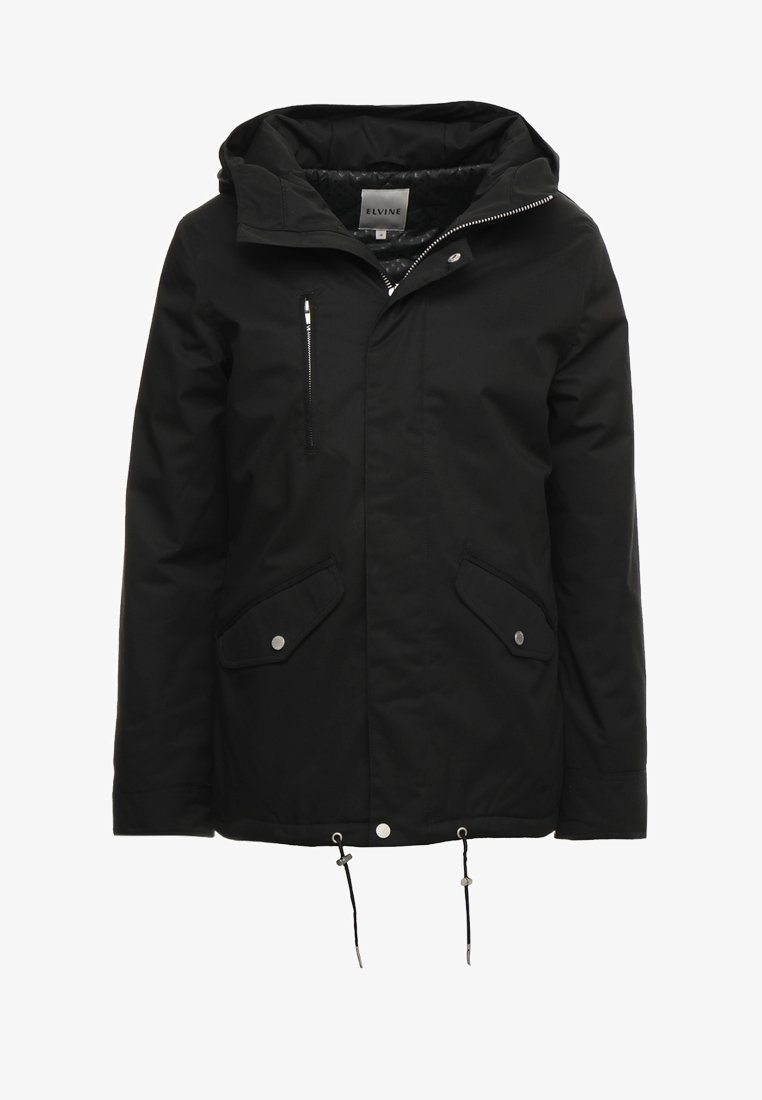 Veste d'hiver noire à capuche avec doublure matelassée, poche poitrine zippée, deux poches à rabat à boutons-pression à la taille, et cordons de serrage ajustables à l'ourlet.