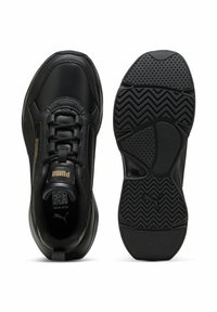 Schwarze Sportsneaker mit einem glatten Lederoberteil, abgerundeter Zehenpartie und einer strukturierten Gummi-Außensohle mit einem Zickzackmuster und Griffdetails.