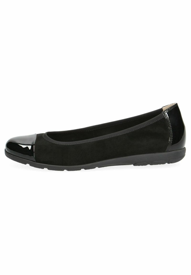 Chaussure plate noire avec pointe et talon brillants, corps en daim souple et semelle basse en caoutchouc, vue de côté sur fond blanc.