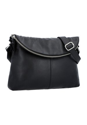 Zwarte leren crossbodytas met een overslaande ritssluiting en een verstelbare band met een zilveren gesp.