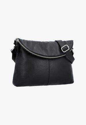 Zwarte leren crossbodytas met een overslaande ritssluiting en een verstelbare band met een zilveren gesp.