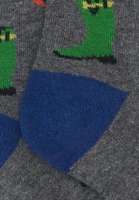 Calzini grigi con disegni di dinosauri verdi in stile cartone animato, con punta e tallone blu a contrasto. Realizzati in tessuto morbido e strutturato.