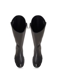 Botas de cuero negro hasta la rodilla con una textura suave, cierres de cremallera en los lados internos y un diseño de punta redonda.