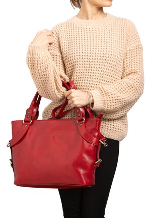 Rode leren tote bag met dubbele banden, gladde textuur en metalen accenten. De tas heeft een gestructureerde vorm en een ruime binnenkant.