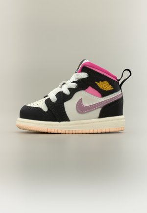 Toddlermaat Nike Air Jordan sneaker in zwart, wit, roze en paars met witte veters en een beige zool.