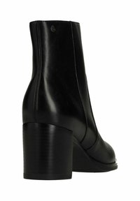 Zwarte leren enkelboot met een gladde afwerking, ronde neus, taps toelopende hak en minimale stikdetails aan de zijkant.