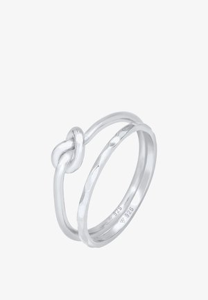 Srebrna obrączka z gładką i teksturowaną opaską. Posiada wzór przeplatanego węzła. Oznaczona "925", co wskazuje na srebro próby sterling.