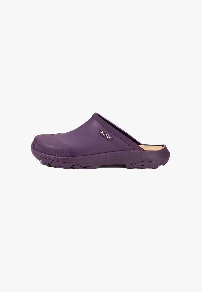 Sabots en caoutchouc violets avec une texture lisse, un avant arrondi, un talon surélevé et une semelle texturée. Logo de la marque "AIGLE" visible sur le côté.