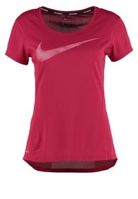 Andningsbar mörkrosa Nike löp t-shirt med korta ärmar och en stor vit Nike swoosh-logotyp på framsidan.