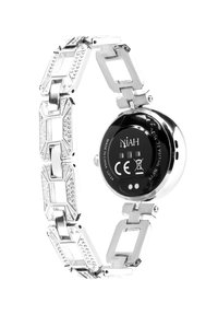 Montre à maillon en argent avec des maillons en métal rectangulaires, ornée de petites pierres claires. Le cadran noir rond affiche le nom de la marque et les marques de certification.