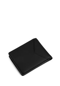 Černá kožená peněženka s obdélníkovým tvarem a šikmým prošívaným akcentem. Hladký povrch a minimalistický design. Okraje jsou zaoblené.