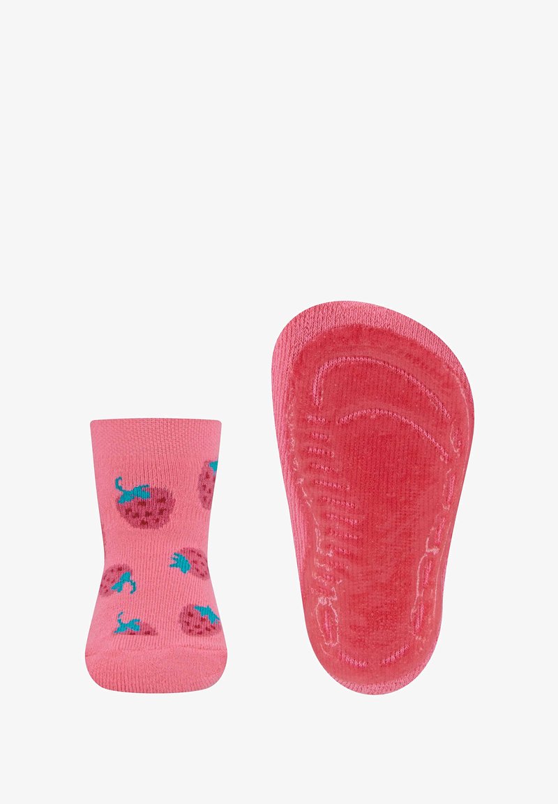Chaussettes roses avec une finition texturée, décorées de motifs de fraises rose foncé éparpillés et d'accents bleus. La semelle est rose unie avec un design antidérapant.