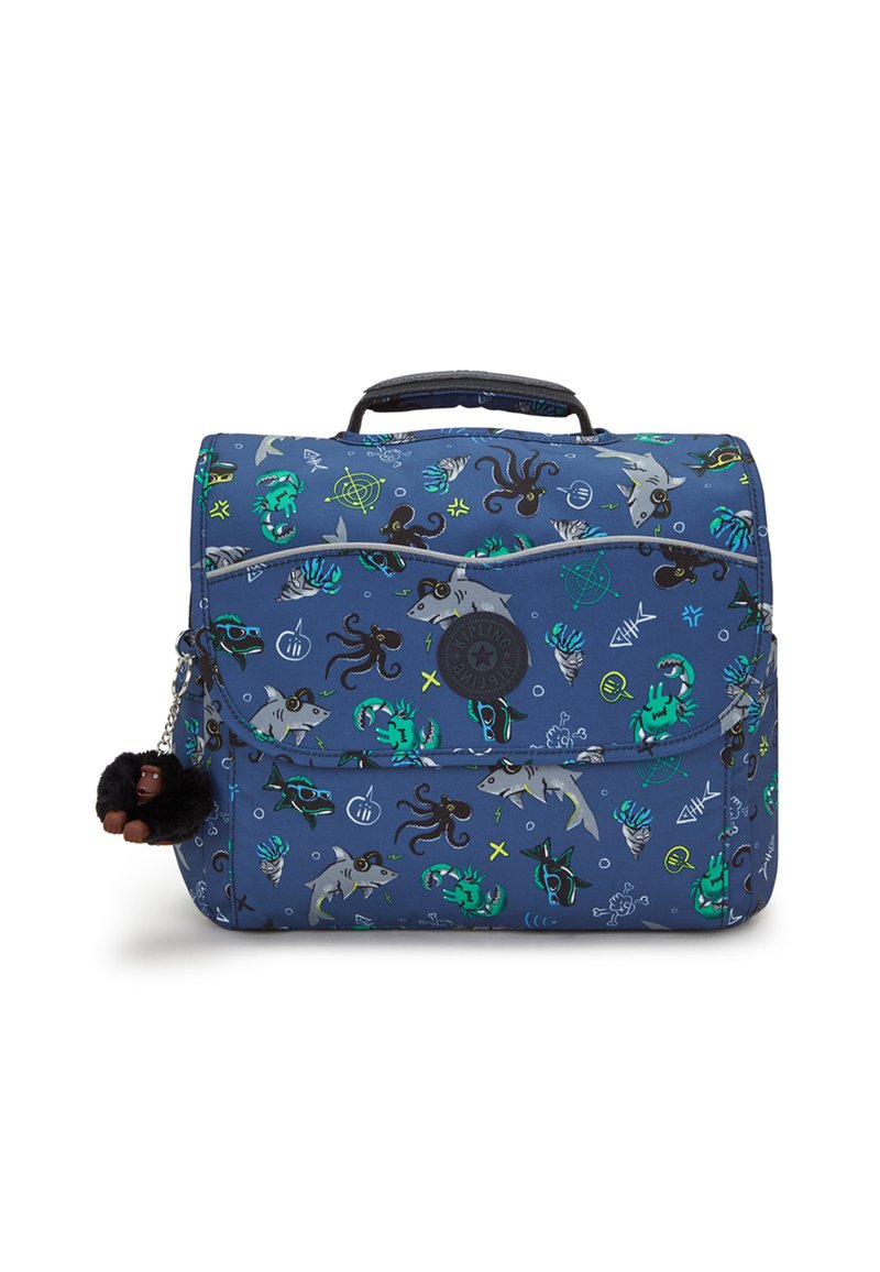 Blå stofpose med hav-tema illustrationer af hajer, blæksprutter og havdyr; har et top håndtag og en pelsagtig abe nøglekæde.