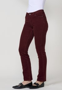 Bordeaux slanke jeans van textuurstof, met een knoopsluiting, voorzakken en een klassiek vijfzakkenontwerp.