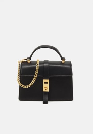Schwarze Lederhandtasche mit Top-Griff, goldfarbener Kettenriemen und goldenem Verschluss in der vorderen Mitte.