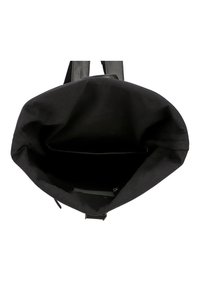 Sac à dos en toile noire avec une large ouverture en haut. L'intérieur est doublé, comportant une petite poche et sans compartiments supplémentaires. Bretelles réglables.