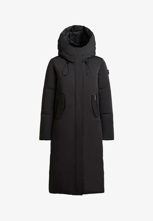 Giacca lunga nera tipo piumino con colletto alto, grande cappuccio, tasche frontali con zip e cordoncini. Tessuto liscio e finitura opaca.