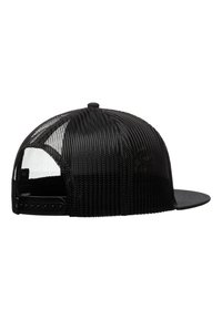 Czarna czapka snapback z siateczkowym tyłem, płaskim daszkiem i regulowanym plastikowym paskiem. Charakteryzuje się fakturowaną tkaniną i jednolitym, czarnym kolorem na całej powierzchni.