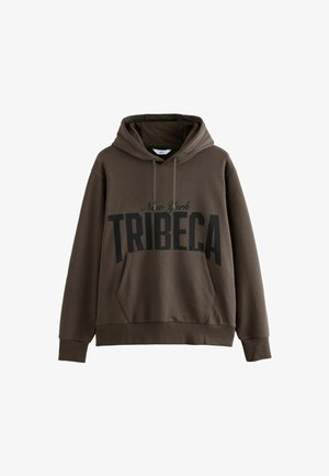 Hanorac maro cu buzunar frontal și glugă, având inscriptionat în litere mari negre "New York TRIBECA" pe piept.