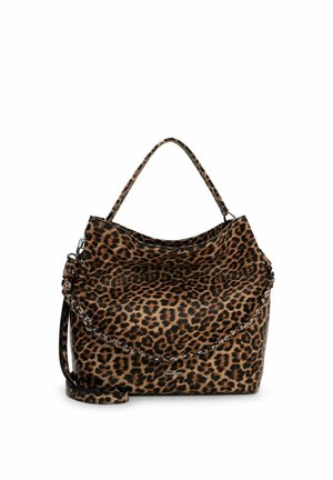 Borsa a stampa leopardata con manico superiore e tracolla con catena su sfondo bianco.