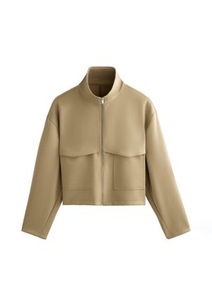 Beige kurz geschnittene Jacke mit langen Ärmeln, Frontreißverschluss, hohem Kragen und zwei großen quadratischen Fronttaschen.
