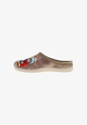 Sabot marron à enfiler avec une tige texturée illustrant un chat portant un pull rouge et un chapeau bleu, et une semelle en caoutchouc beige.