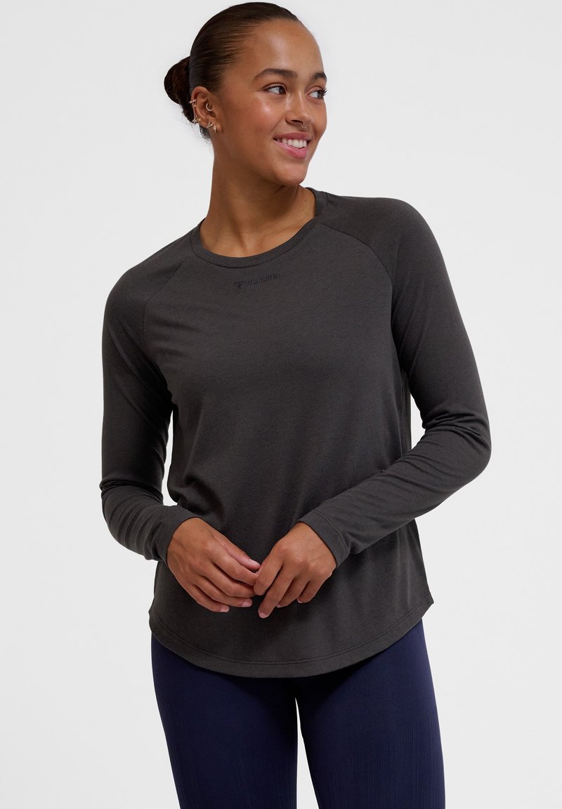 Langärmliges, dunkelgraues Sportshirt mit rundem Ausschnitt, weichem Material und Raglanärmeln, mit einem Logo auf der Brust.