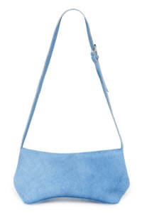 Sac d'épaule en fausse fourrure bleue avec une bandoulière réglable unique. Présente une forme incurvée et une texture lisse. Design simple sans détails métalliques.