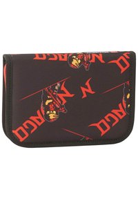 Portefeuille en tissu noir avec des motifs graphiques rouges et jaunes, y compris des personnages et du texte, avec une fermeture éclair et des coutures robustes.