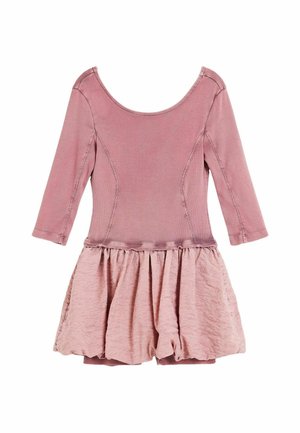 Mädchenkleid in staubigem Rosa mit langen Ärmeln, tailliertem, geripptem Oberteil und strukturiertem, gerafftem Rock auf weißem Hintergrund.