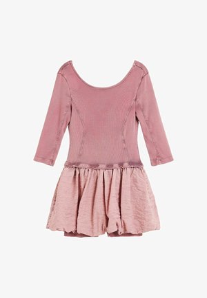 Mädchenkleid in staubigem Rosa mit langen Ärmeln, tailliertem, geripptem Oberteil und strukturiertem, gerafftem Rock auf weißem Hintergrund.
