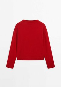 Punainen pitkähihaainen neulepaita, jossa on lyhennetty leikkaus ja ribbireunat. Valmistettu pehmeästä neulemateriaalista, jossa on yksinkertainen muotoilu ja ilman näkyviä kuvioita.