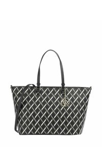 Gran bolsa tote negra con un patrón tejido en plata, asas de cuero, bolsillo interior y un charm en forma de logo circular.